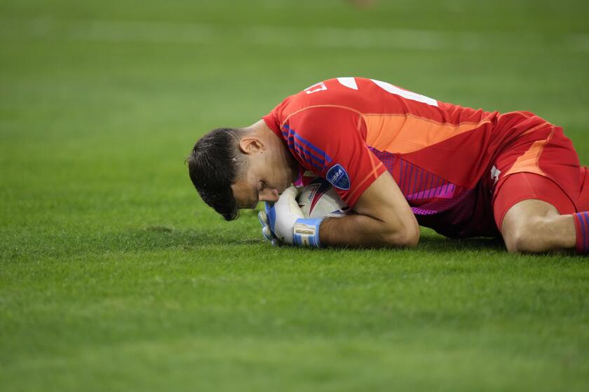 Emiliano Martínez, arquero de Argentina, ataja un tiro en el partido de cuartos de final de la Copa América ante Ecuador, el jueves 4 de julio de 2024, en Houston (AP Foto/Kevin M. Cox)