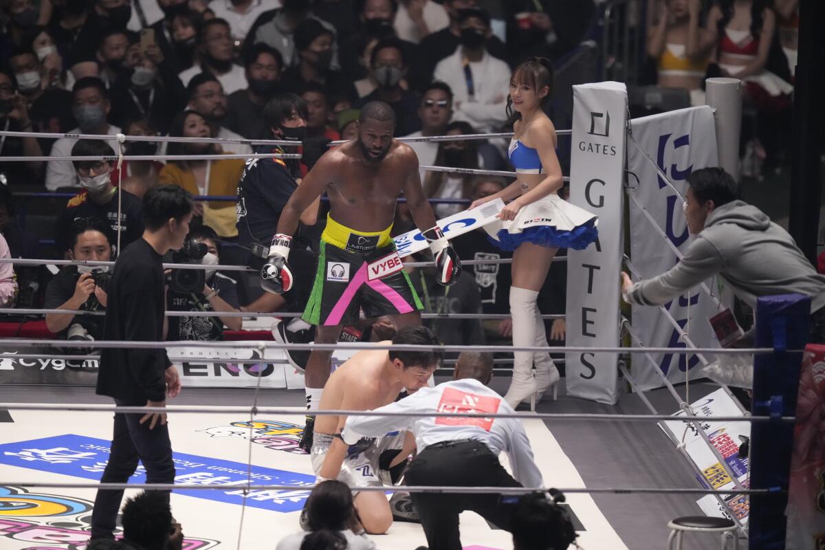 Floyd Mayweather observa a Mikuru Asakura en la lona en el segundo asalto 