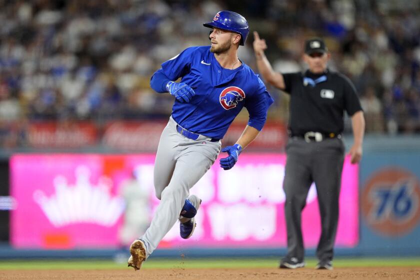 Michael Busch de los Cachorros de Chicago se dirige a tercera tras pegar un jonrón en la cuarta entrada ante los Dodgers de Los Ángeles el lunes 9 de septiembre del 2024. (AP Foto/Mark J. Terrill)