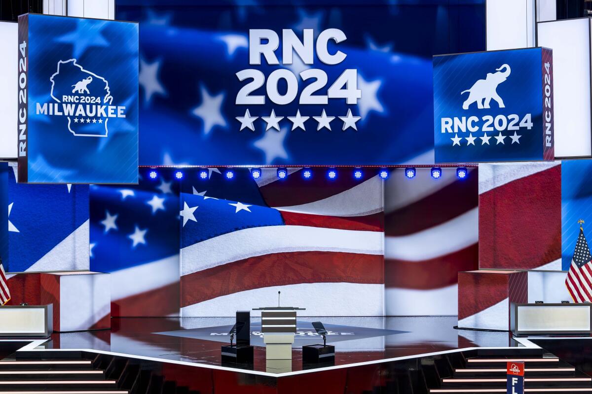 El escenario en el Foro Fiserv previo al inicio de la Convención Nacional Republicana 2024