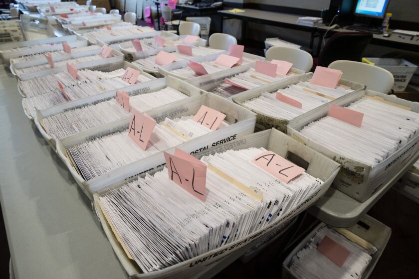ARCHIVO - Votos enviados por correo que ya fueron procesados en la oficina de servicios para votantes del condado de Chester, en West Cherster, Pensilvania, el 28 de mayo de 2020. (AP Foto/Matt Rourke, Archivo)
