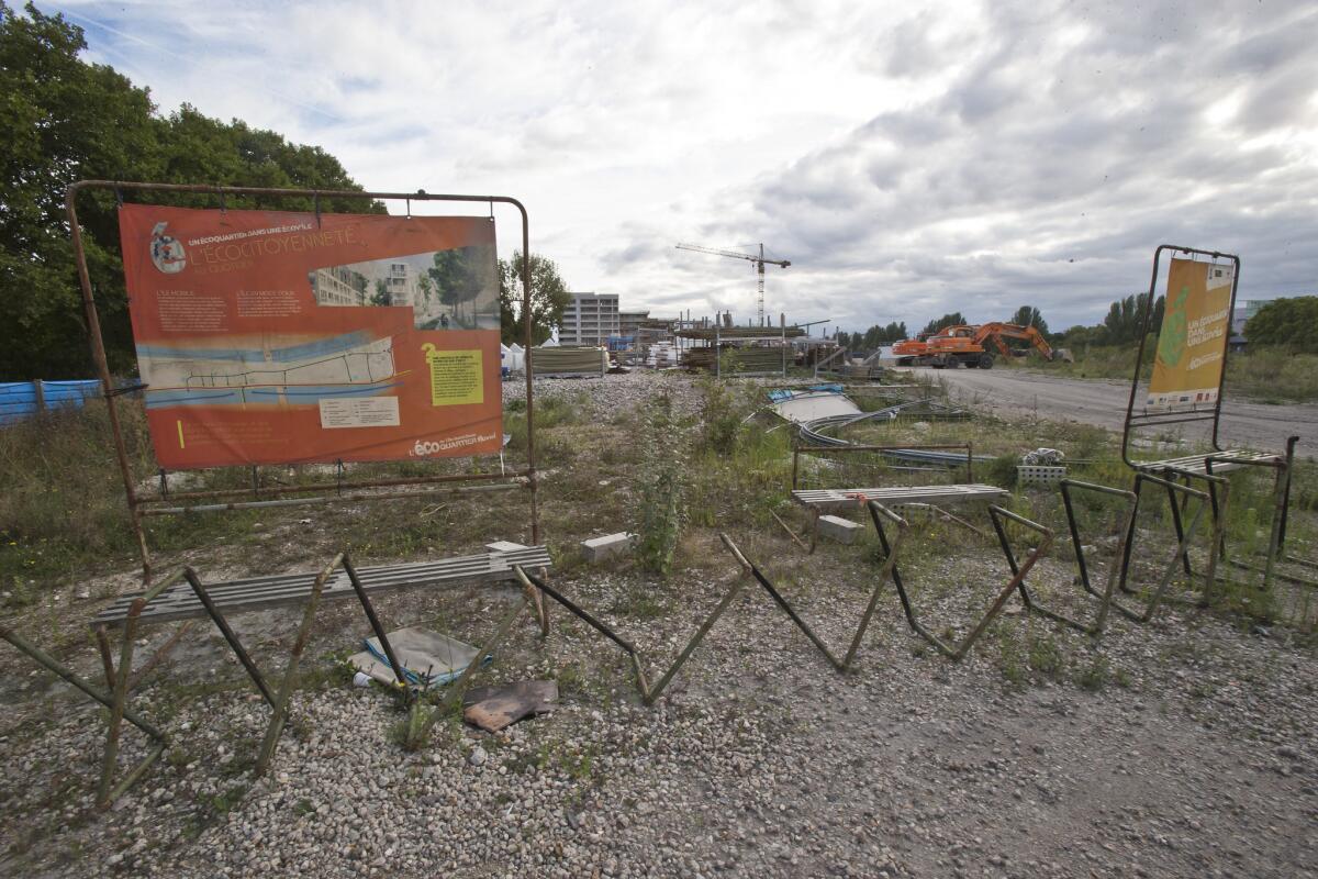 Vista de los terrenos donde se construirÃ¡ la sede de los Juegos OlÃmpicos de ParÃs 2024, en el suburbio de Saint-Denis, al norte de la capital, el lunes 4 de septiembre de 2017. (AP Foto/Michel Euler)