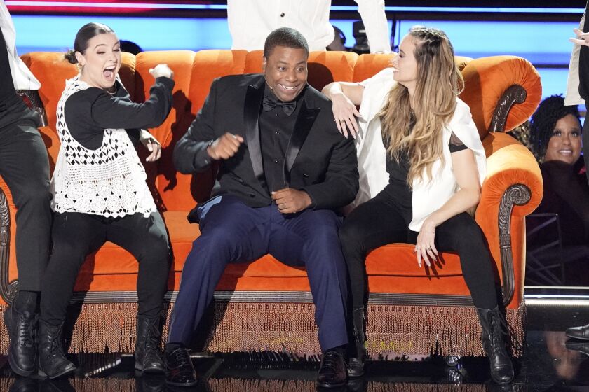 Kenan Thompson and dancers perform a tribute to 'Friends' at the 74th Primetime Emmy Awards 