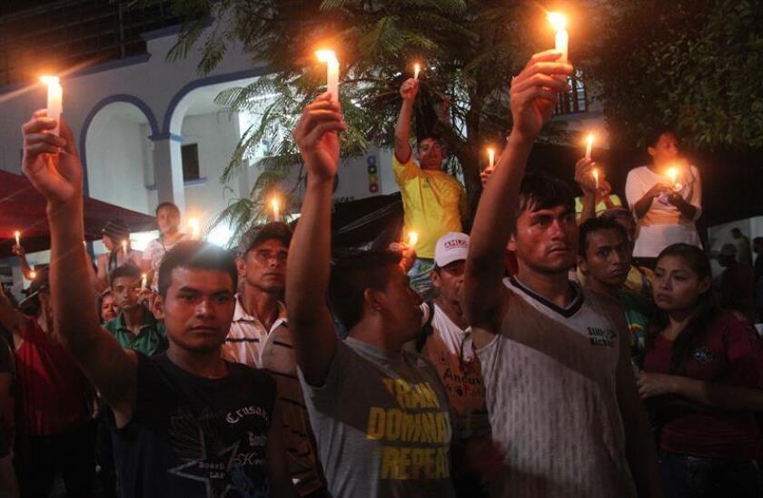 Migrantes hondureños encienden velas tras recibir a un grupo de madres de migrantes centroamericanos desaparecidos, el martes 23 de octubre de 2018, en la ciudad de Huixtla, en el estado de Chiapas (México). EFE/Archivo