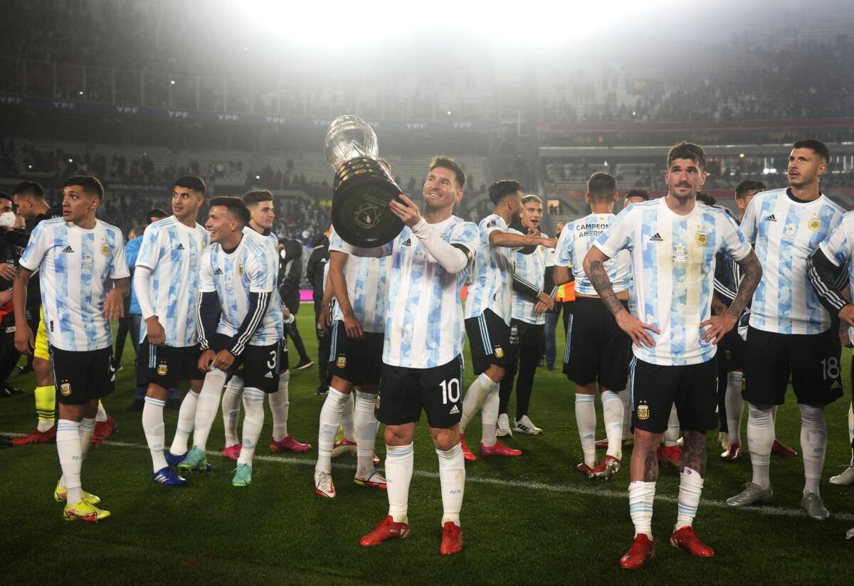 El delantero argentino Lionel Messi (centro) alza el trofeo de la Copa América tras el término del partido contra Bolivia