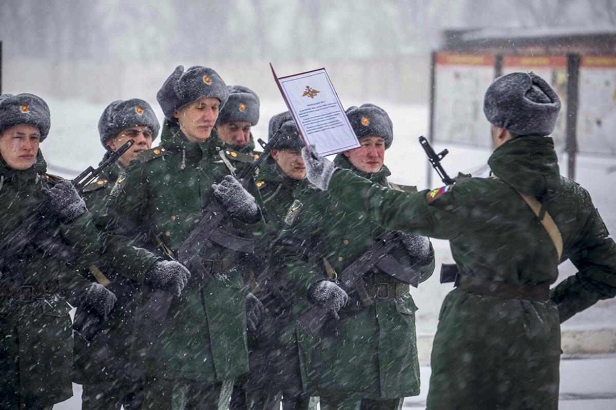 Soldados rusos prestando juramento en una foto difundida por el minsterio de defensa ruso 