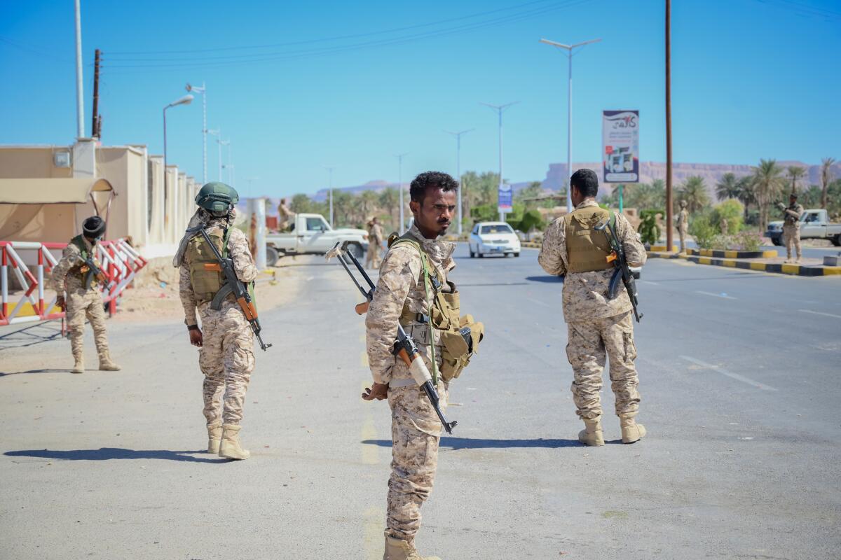 soldiers of the Yemeni Armed Forces take full control of the city