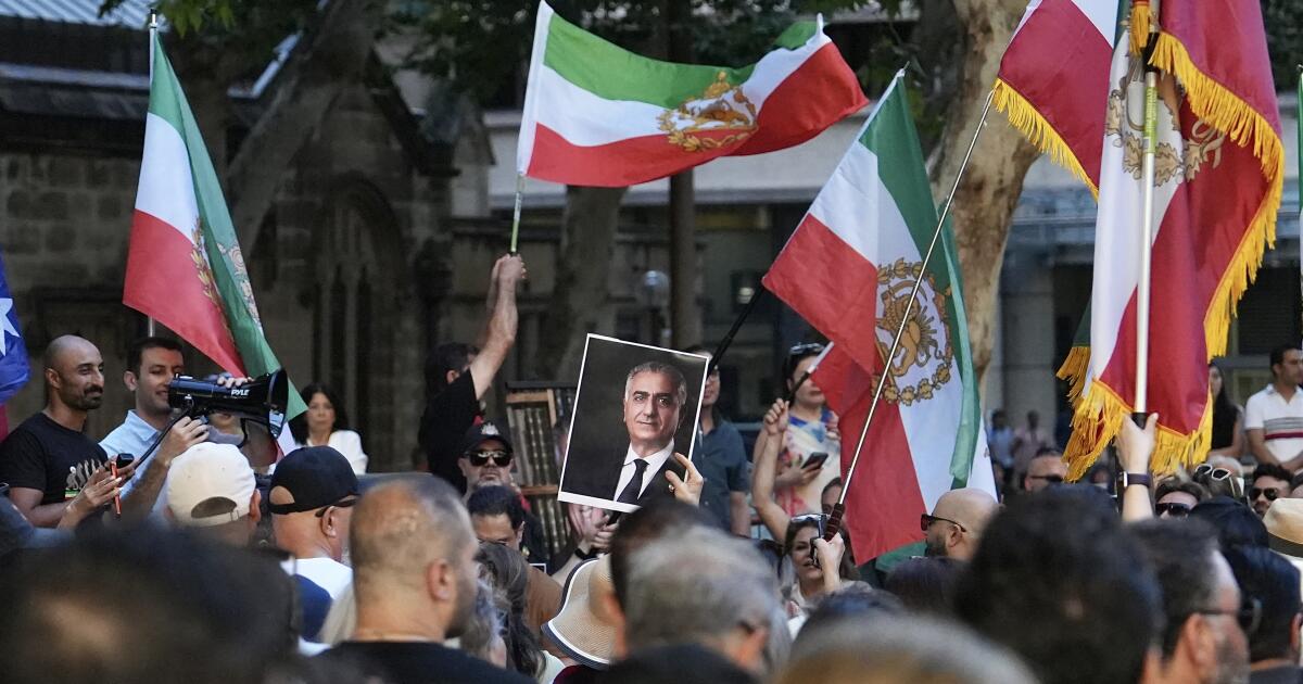 De hoogste leider van Iran zweert hardhandig te zullen optreden tegen demonstranten, geeft Trump de schuld