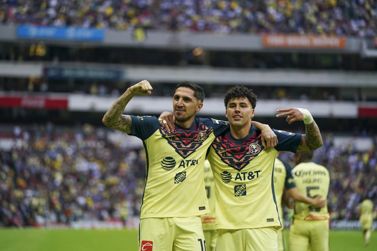 Diego Valdés (izquierda) celebra tras anotar el segundo gol del América, junto a su compañero Jorge Sánchez