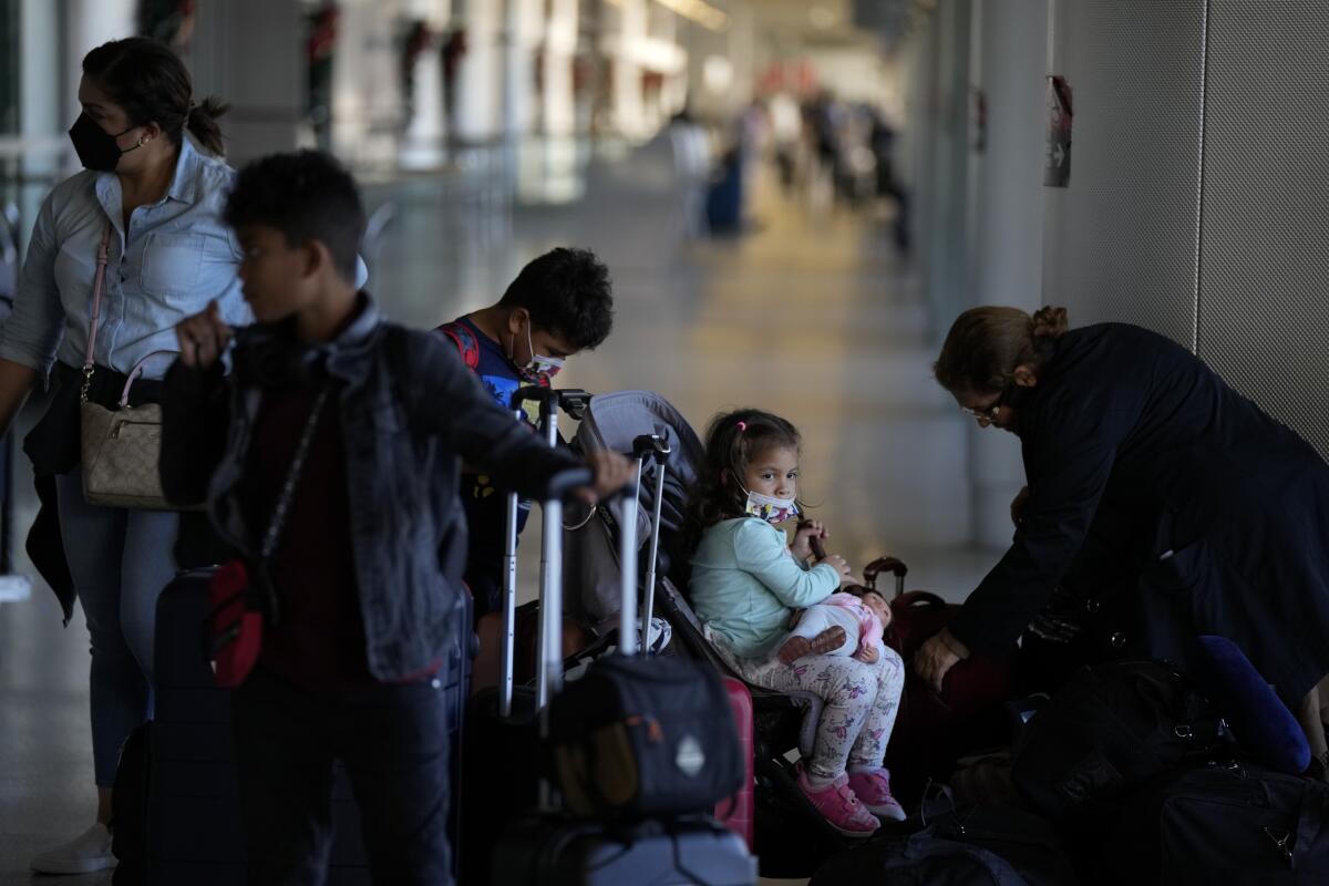 Una familia que regresa a casa a Panamá después de pasar tres semanas en Estados Unidos