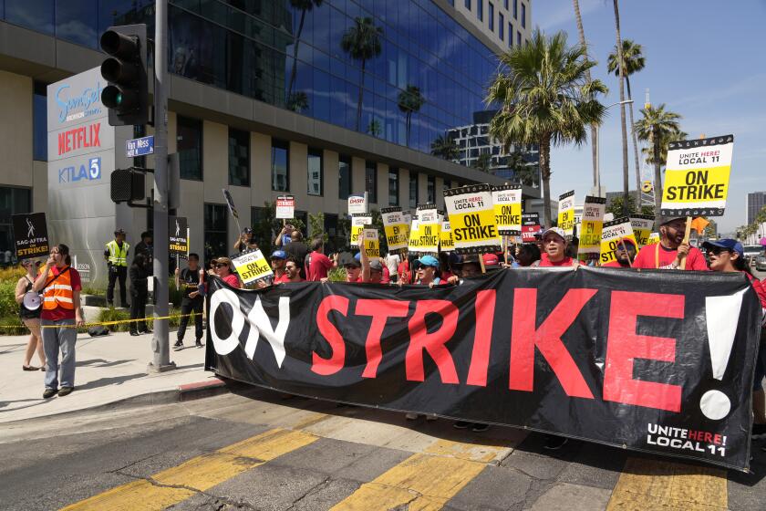 ARCHIVO - Trabajadores en huelga del sector hotelero del sindicato Unite Here Local 11 se suman al paro de actores de SAG-AFTRA y guionistas del sindicato WGA, afuera de los estudios de Netflix, el 21 de julio de 2023, en Los Ángeles. (AP Foto/Chris Pizzello, archivo)