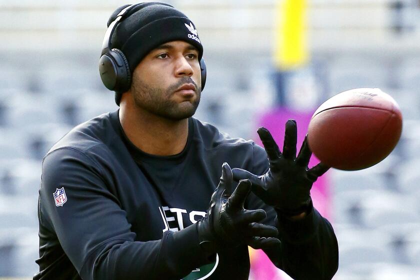 Austin Seferian-Jenkins warms up before the Jets' game against the Steelers in Pittsburgh last season.