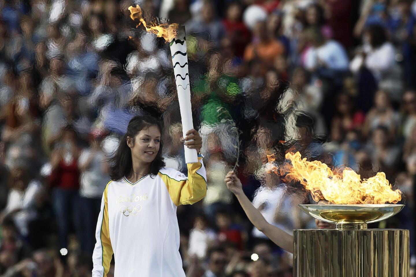 La campeona europa de Aikaterini Nikolaidou enciende la llama olímpica durante la ceremonia de entrega de la antorcha olímpica en el estadio Panathinaiko, sede de los Juegos de Atenas de 1896, en Atenas Grecia. Los Juegos Olímpicos de Rio de Janeiro 2016.