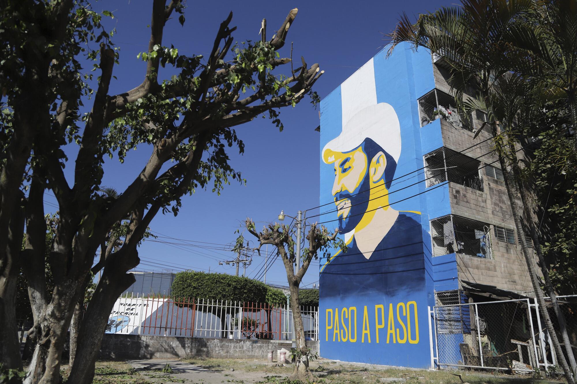 Un mural que promueve al presidente Nayib Bukele, quien se postula para la reelección