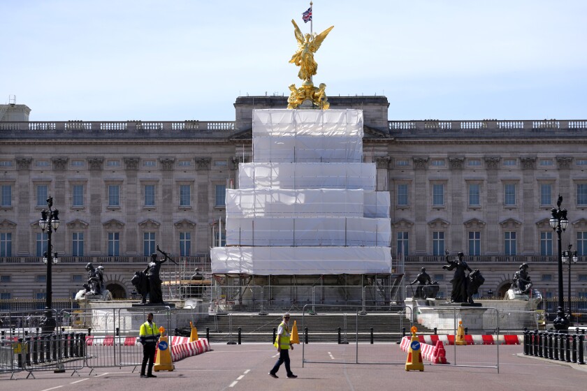 Trabajos de construcción en preparación para las celebraciones del Jubileo de Platino de la reina Isabel II, frente al Palacio de Buckingham, el viernes 6 de mayo de 2022 en Londres. (Foto AP/Kirsty Wigglesworth)
