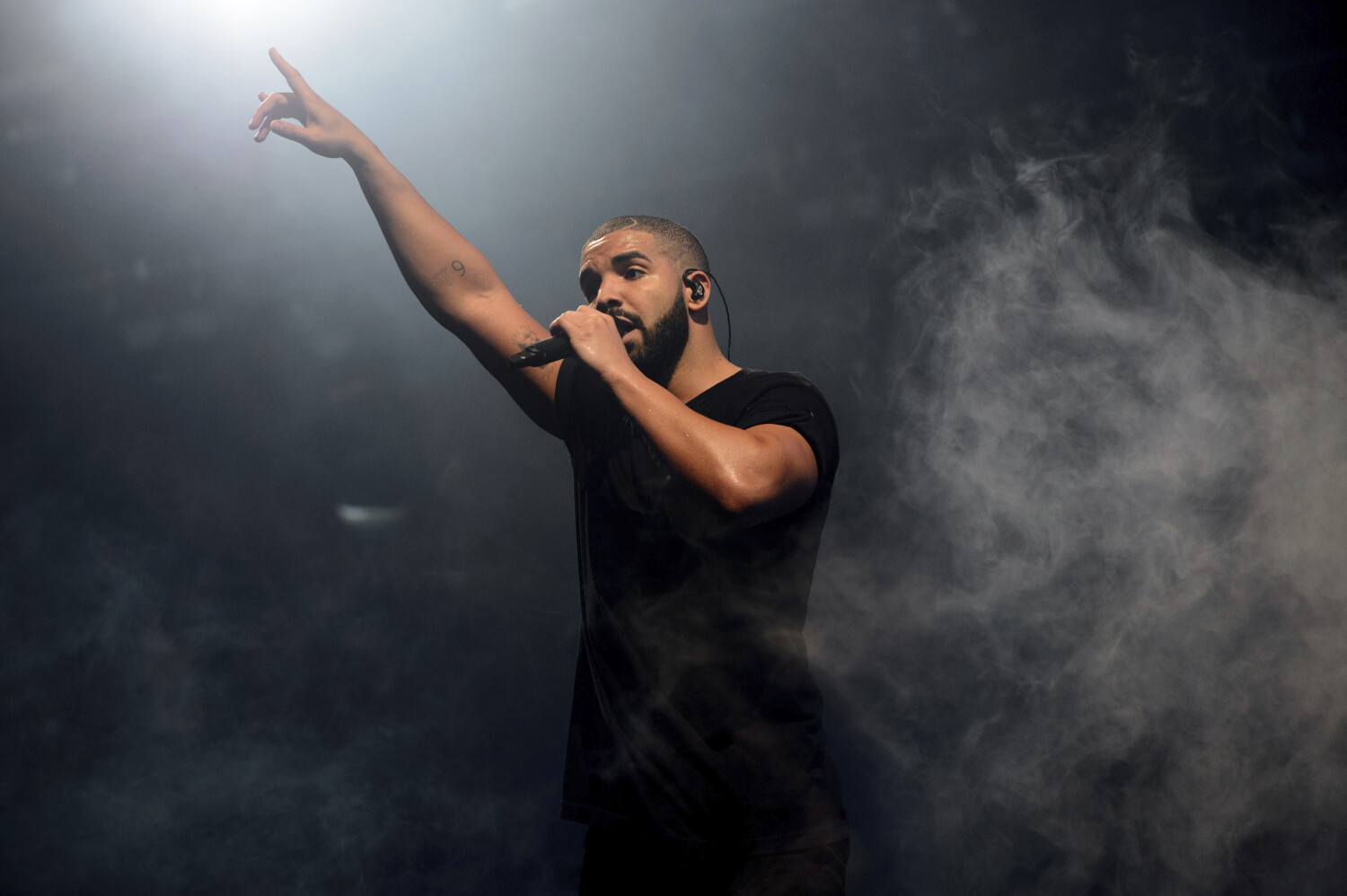 Drake relives his bar mitzvah glory days onstage with the Backstreet Boys