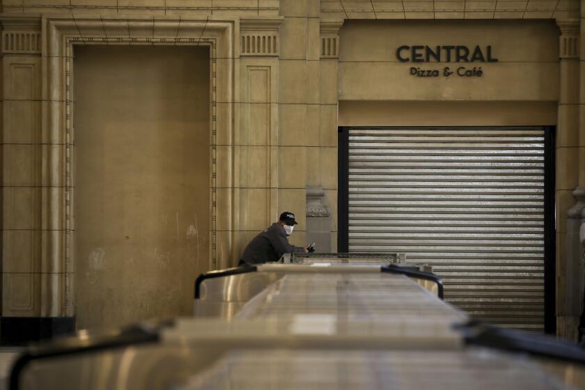 Un oficial de seguridad trabaja dentro de una estación de tren vacía en Buenos Aires, Argentina, el viernes 20 de marzo de 2020. (AP Foto/Natacha Pisarenko)