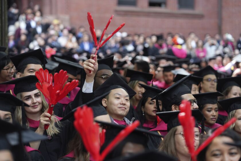Archivo - Estudiantes de la Universidad de Harvard celebran sus títulos de posgrado en Salud Pública durante una ceremonia de graduación el jueves 25 de mayo de 2023, en Cambridge, Massachusetts. (AP Foto/Steven Senne, Archivo)