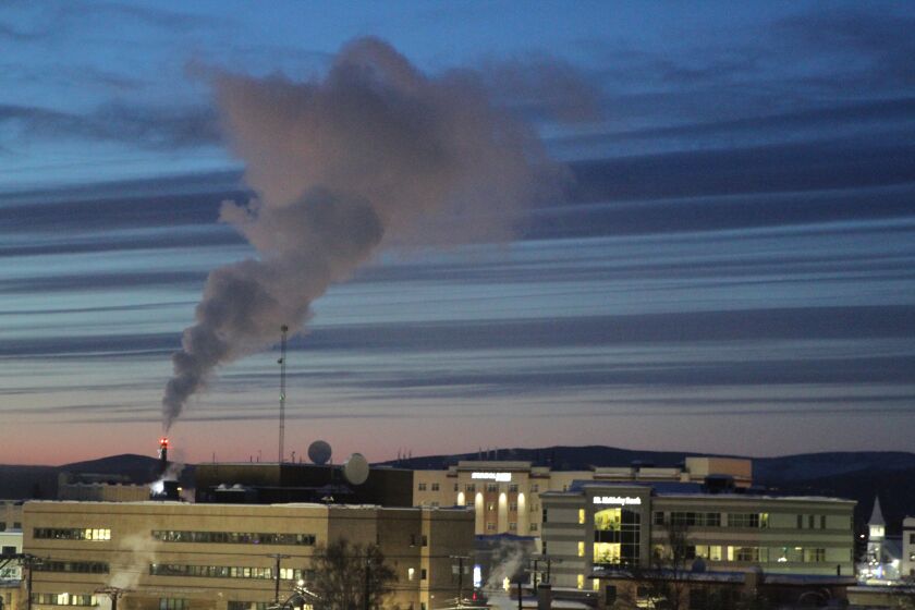 Archivo - Una columna de humo surge de una central eléctrica el 16 de febrero de 2022, en Fairbanks, Alaska. (AP Foto/Mark Thiessen, Archivo)