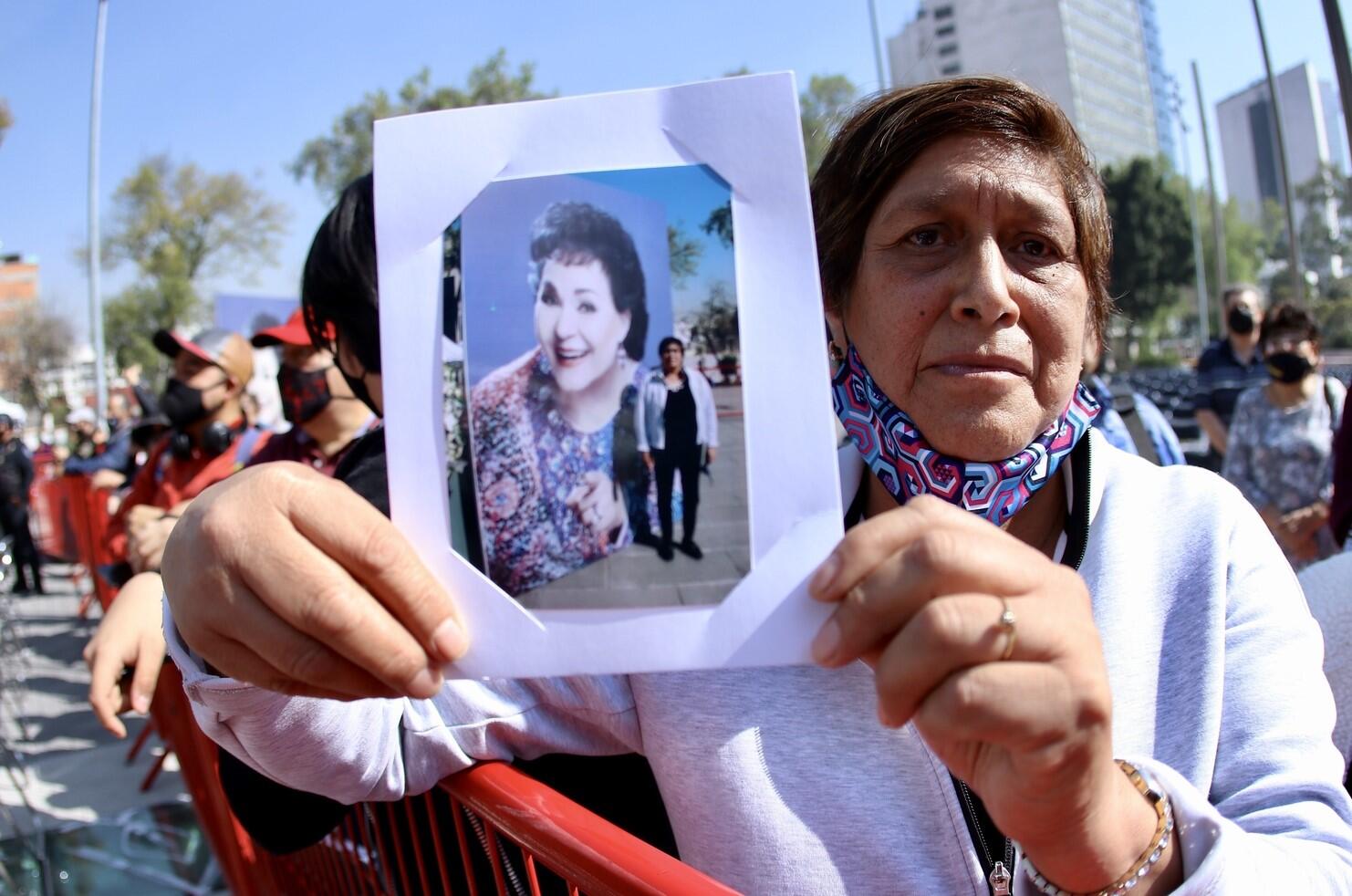 Los 'hijos' de Carmen Salinas despiden a su ídolo - Los Angeles Times