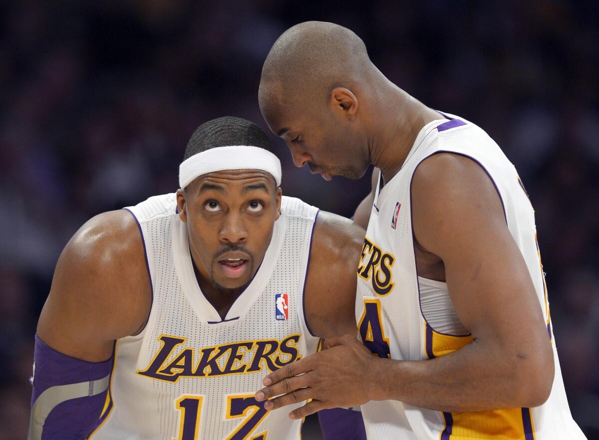 Kobe Bryant (d) y Dwight Howard no fueron los mejores amigos en la temporada que jugaron juntos.