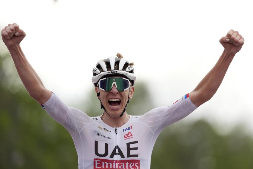 Tadej Pogačar celebra tras ganar la segunda etapa del Giro de Italia en Campo to Santuario di Oropa, el domingo 5 de mayo de 2024. (Massimo Paolone/LaPresse vía AP)