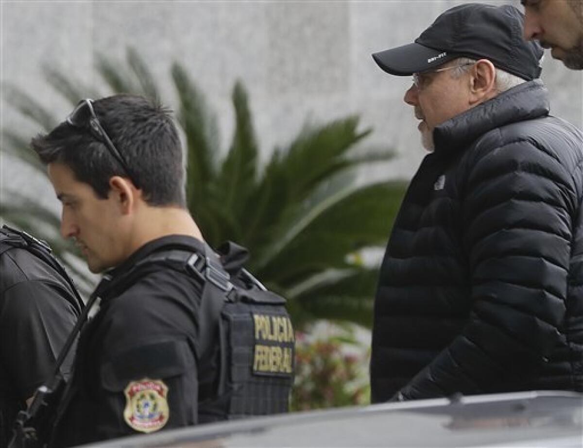 El ex ministro de Finanzas de Brasil Guido Mantega es escoltado por agentes de la Policía Federal al llegar a la sede de la fuerza policiaca en Sao Paulo, el jueves 22 de septiembre de 2016. Mantega fue arrestado el jueves en relación con el extenso escándalo de corrupción en la petrolera estatal Petrobras.