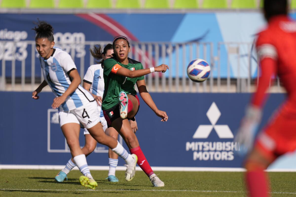 María Sánchez de México, en el centro, intenta anotar gol contra Argentina 
