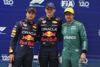 Max Verstappen, que saldrá primero en el GP de China del domingo, posa con su compañero de Red Bull, el mexicano Sergio Pérez, quien saldrá segundo, y Fernando Alonso de Aston Martín, que saldrá tercero, tras la calificación del sábado 20 de abril del 2024. (AP Foto/Andy Wong)