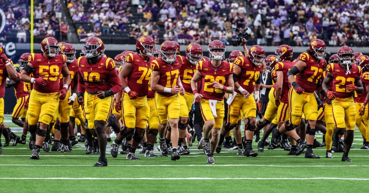 USC, Notre Dame'in Çad Bowden'i futbol genel müdürü olarak işe alır