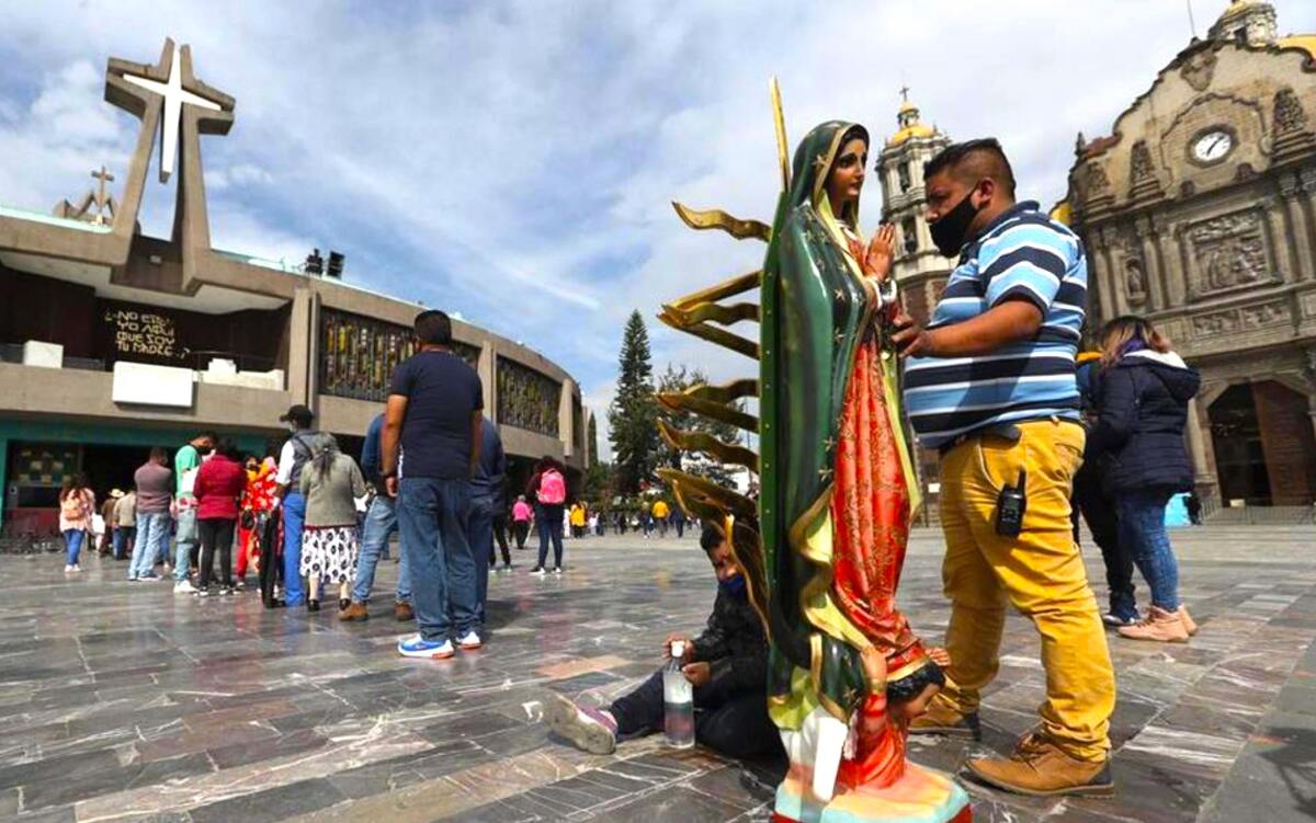 Mexicanos hacen fila en la Basílica de Guadalupe antes de cierre por COVID-19