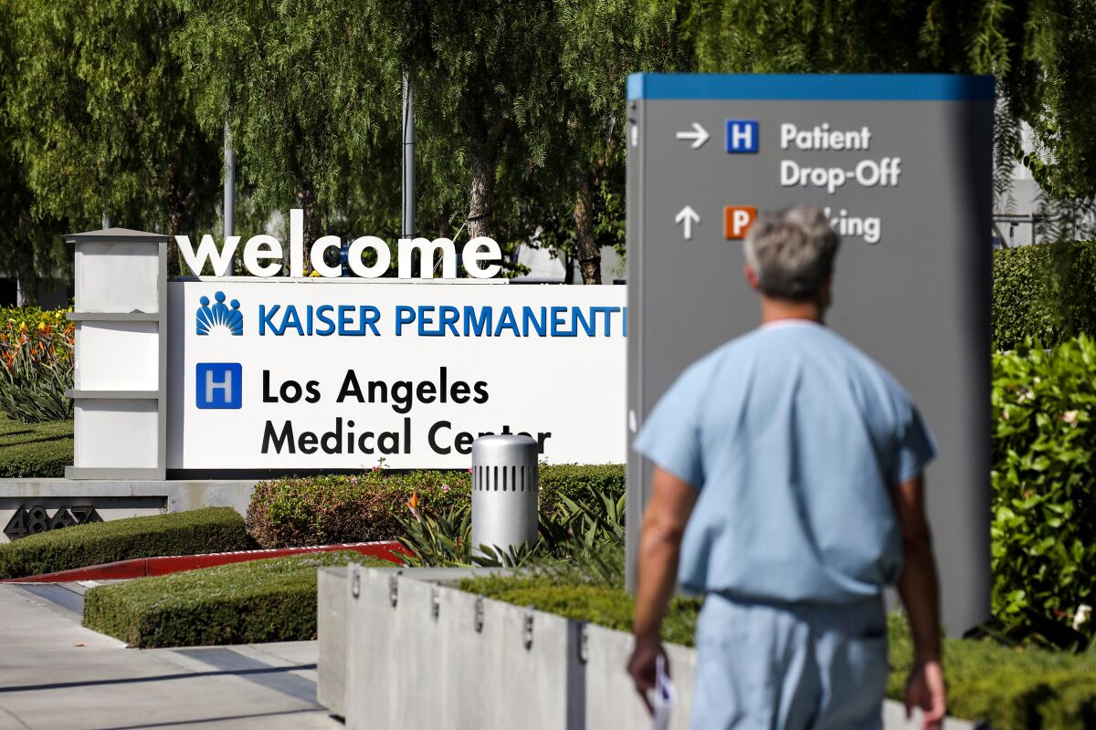 A outdoor sign that says "Welcome. Kaiser Permanente, Los Angeles Medical Center."