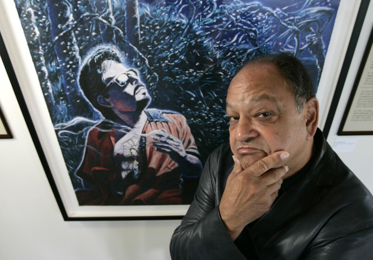 Cheech Marin es un gran coleccionista de arte chicano; en esta foto, aparece al lado de un cuadro de Adan Hernandez, "La Estrella Que Cae".