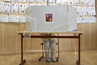 Una mujer emite su voto en un centro de votación de Praga, República Checa, en las elecciones al Parlamento Europeo, el viernes 7 de junio de 2024. (Katerina Sulova/CTK vía AP)