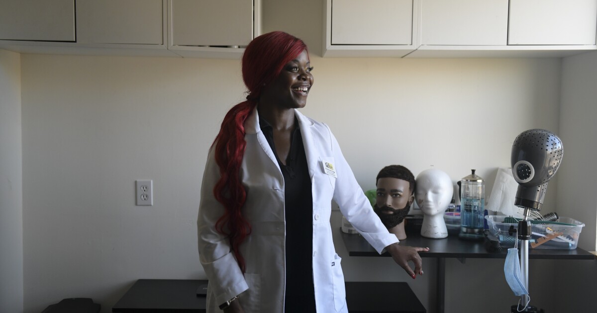 Cómo un breve contacto con Kamala Harris cambió la vida de un fabricante de pelucas Cómo un breve contacto con Kamala Harris cambió la vida de un fabricante de pelucas