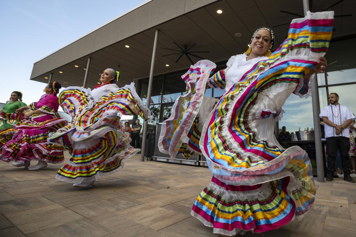 ARCHIVO - Bailarinas folklóricas del ballet Viva México se presentan en la celebración del Cinco de Mayo 