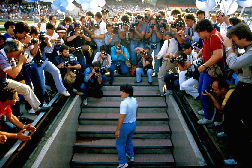 Diego Maradona durante su presentación con el Napoli.