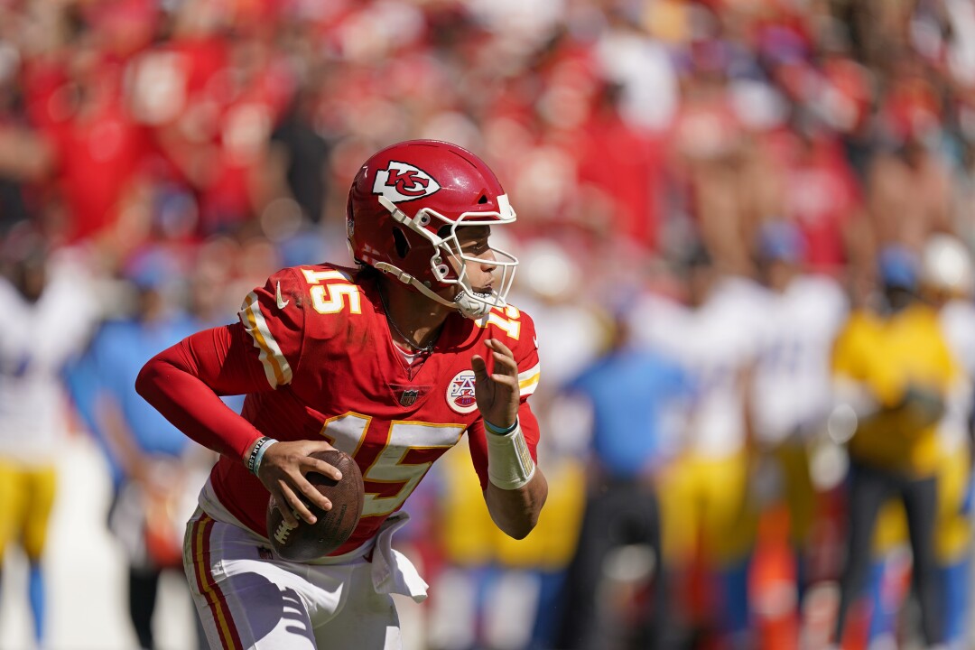 Kansas City Chiefs-Quarterback Patrick Mahomes läuft den Ball.