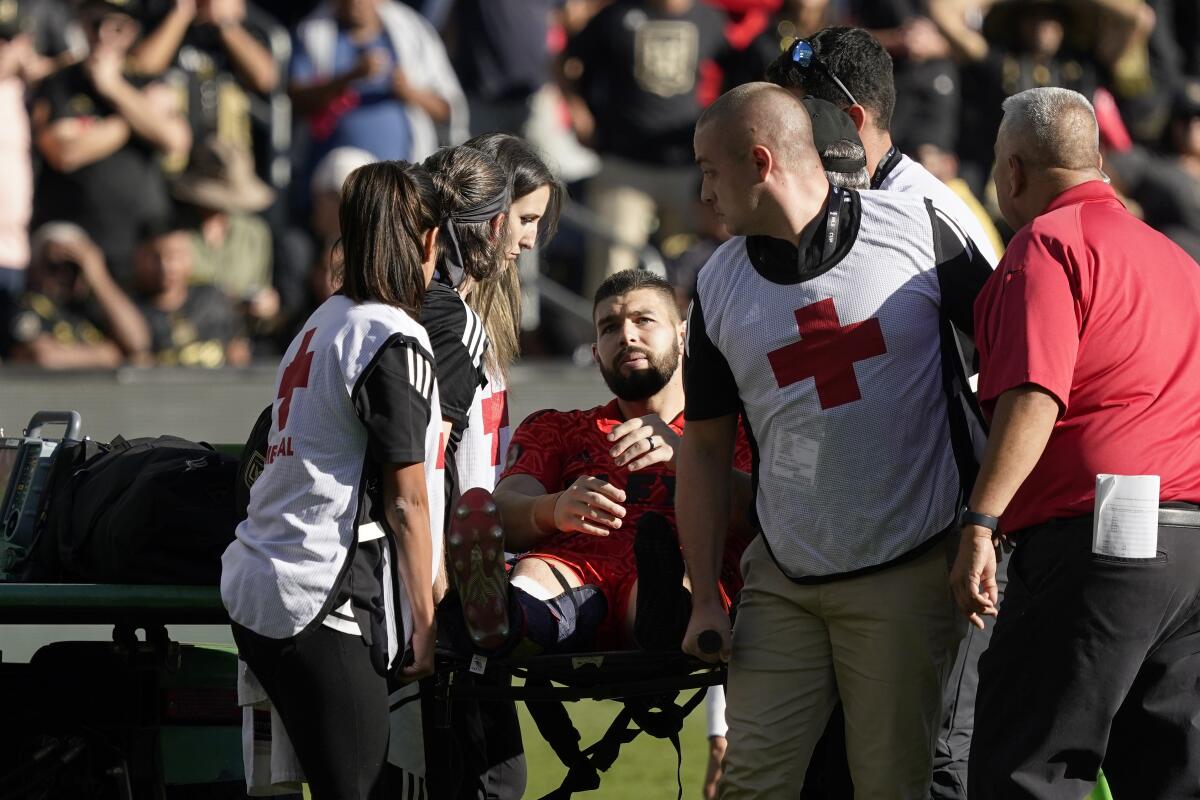 El portero de Los Angeles FC, Maxime Crepeau (16), es retirado del terreno de juego en camilla