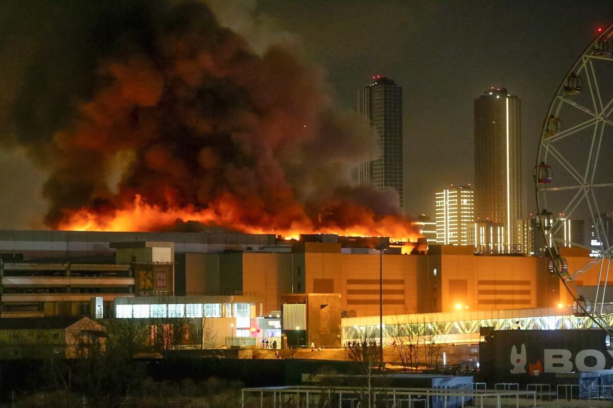 Un enorme incendio arde en el Crocus City Hall en el extremo occidental de Moscú, Rusia.