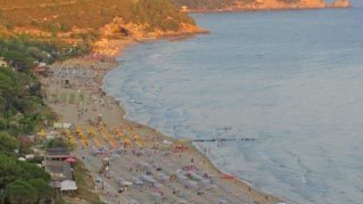 A Beach Vacation In Sperlonga Italy Los Angeles Times