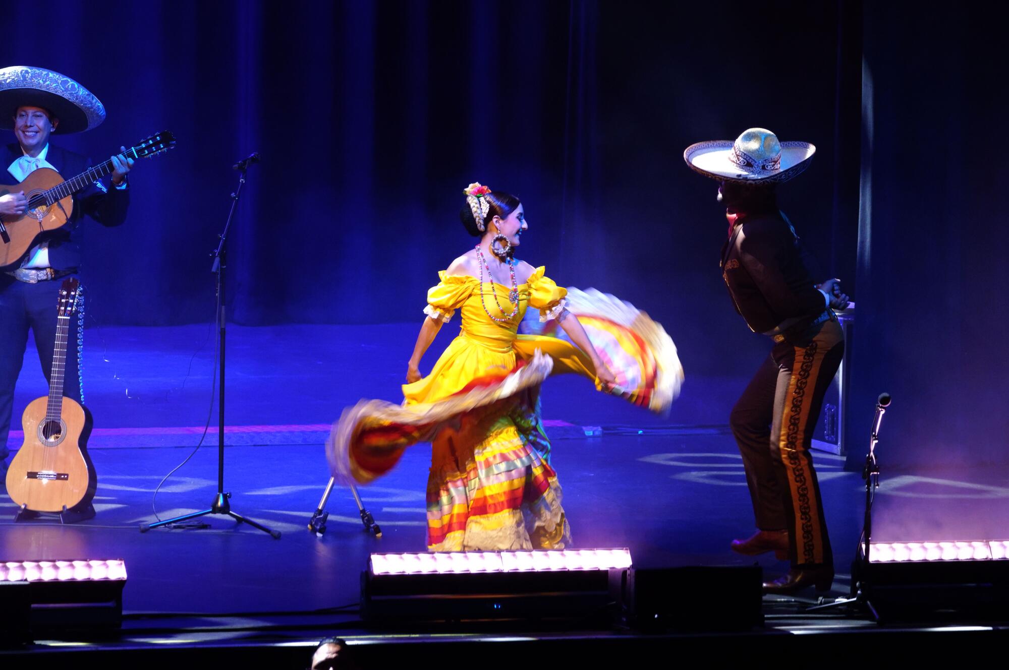 El colorido del folclore mexicano se hizo presente con el Charro y las bailarinas en el escenario.