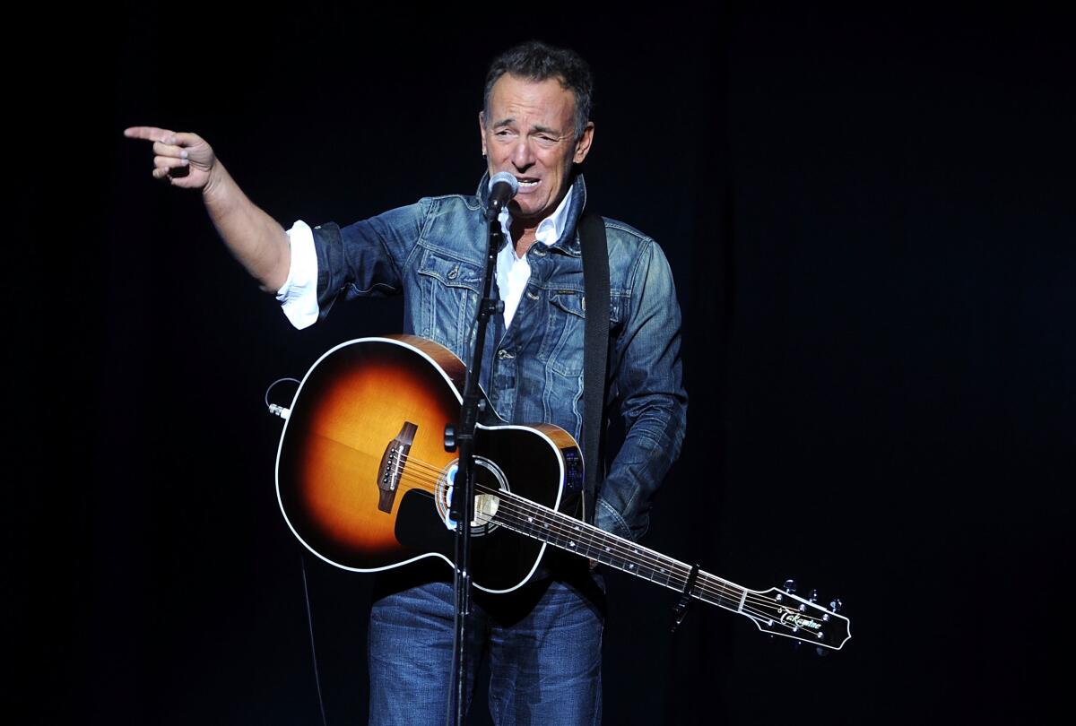 ARCHIVO. Bruce Springsteen cantando en el 12o concierto benéfico anual Stand Up For Heroes.