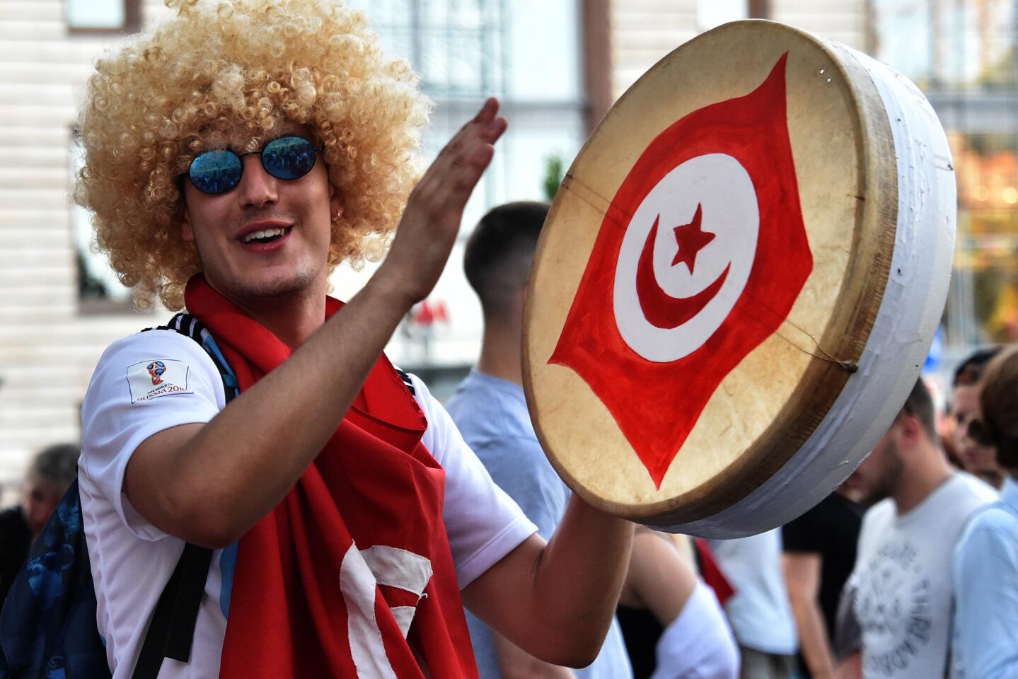 Un aficionado de la selección de Túnez haciendo ruido.