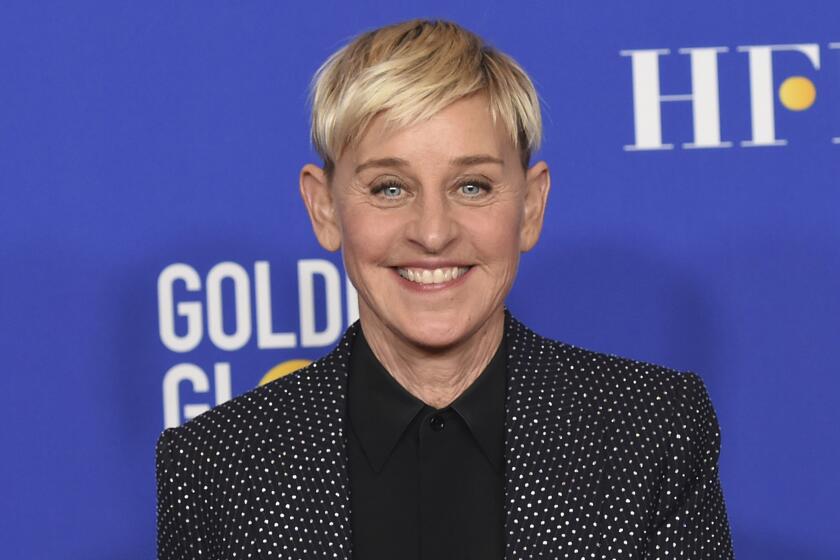Ellen DeGeneres posa en la sala de prensa durante la 77ma entrega anual de los Globos de Oro el 5 de enero del 2020 en Beverly Hills, California. (AP Foto/Chris Pizzello, Archivo)