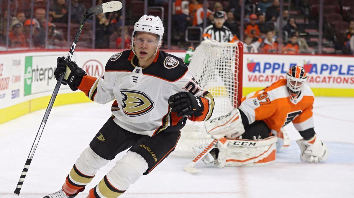 Ducks' Ondrej Kase (25) celebrates after scoring a penalty shot goal on Philadelphia Flyers goalie Brian Elliott (37) during the third period on Tuesday.