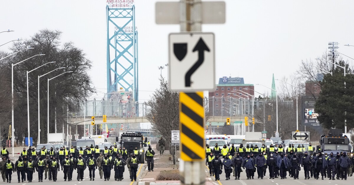 Canadian police remove border blockade and make arrests