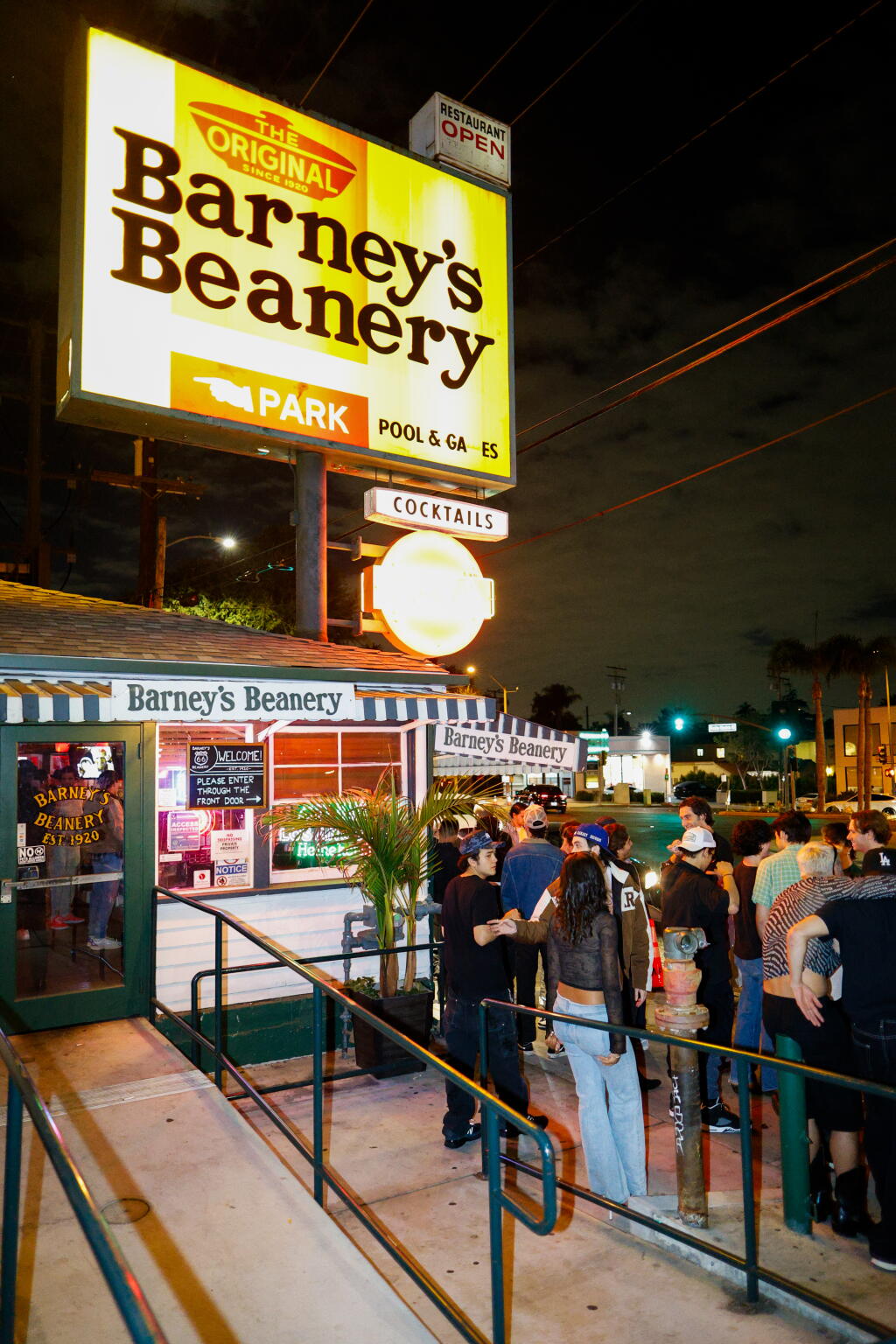 Beanerr The hot Gen Z bar in L.A. is Barney’s Beanery - Los Angeles Times
