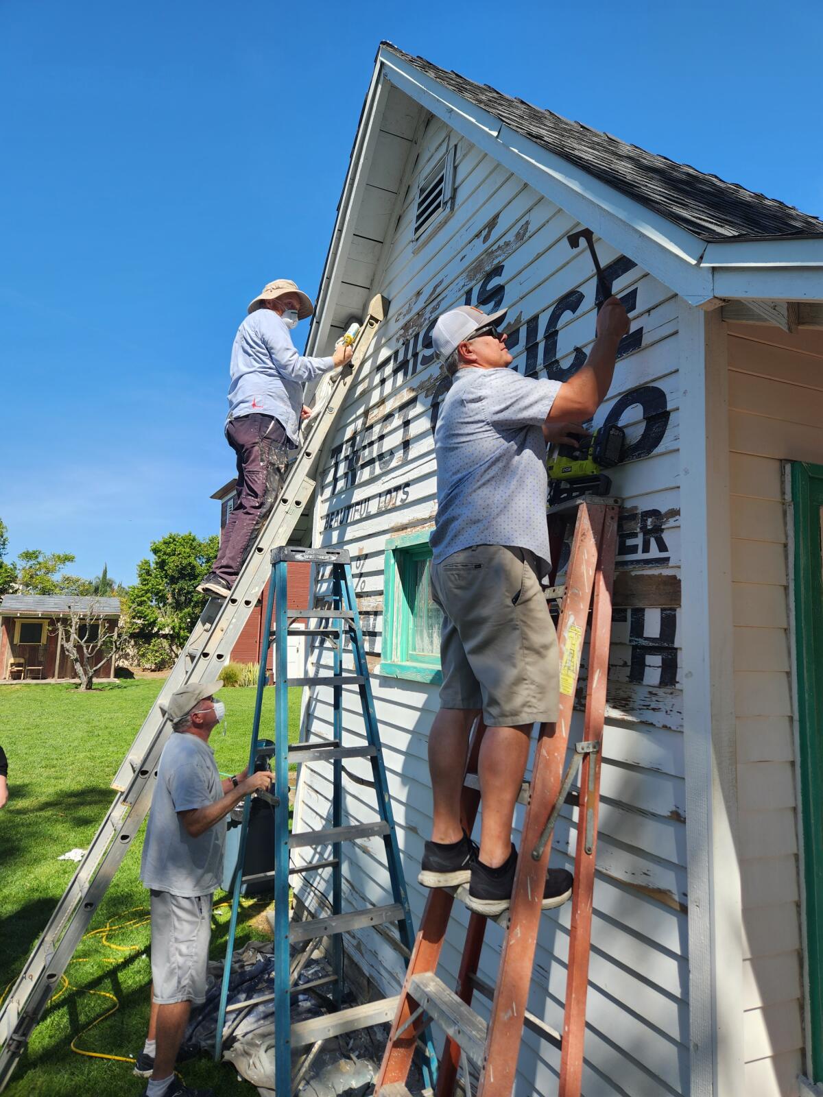 Volunteers lend helping hands for Community Service Day projects - Los ...