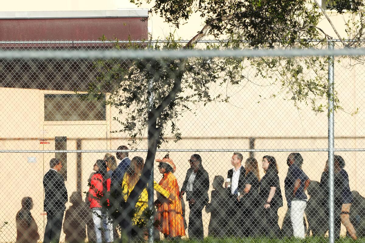 Congresistas esperan para entrar a la Escuela Secundaria Marjory Stoneman Douglas en Parkland, Florida, 